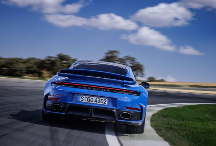 Porsche 911 en circuito durante una conducción deportiva