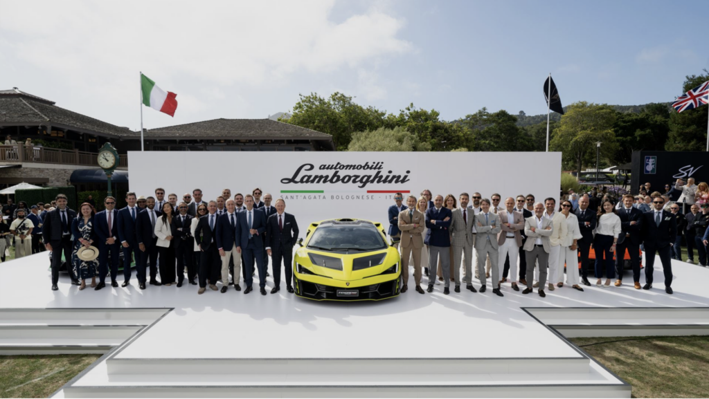 Equipo directivo de Automobili Lamborghini celebrando un récord histórico de ventas en 2025