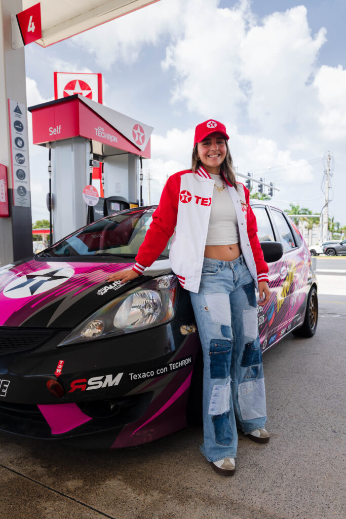 Fabianne Besosa junto a su vehículo de competencia como parte del Racing Team de Texaco con Techron