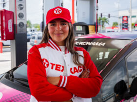 Fabianne Besosa, piloto puertorriqueña y embajadora de Texaco con Techron, posa junto a su auto de carreras