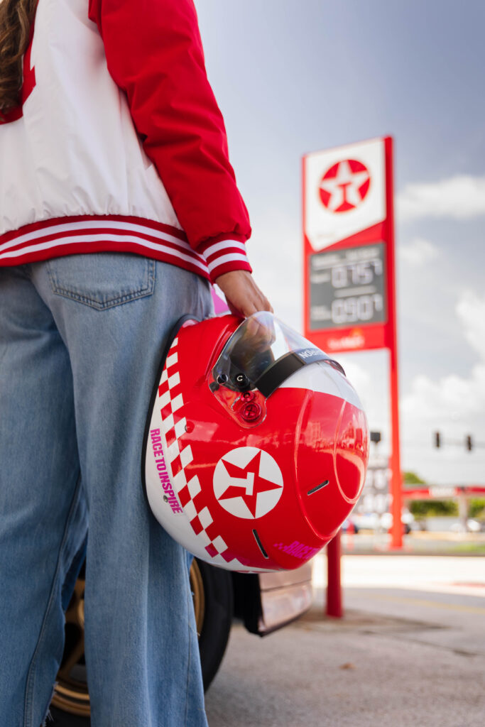 Casco de carreras de Fabianne Besosa con la imagen de Texaco con Techron