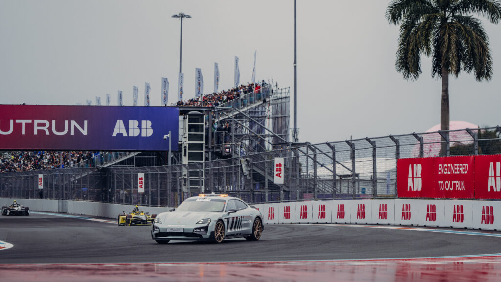Equipo Porsche Fórmula E en boxes durante el E-Prix de Miami